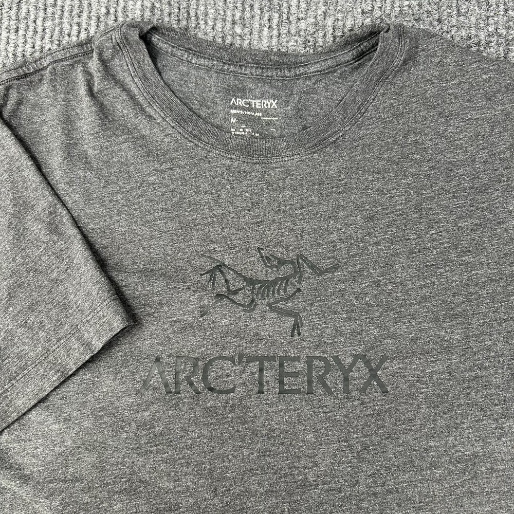 Arcteryx Arc'word Mens Short Sleeve T-Shirt Medium Dark Gray Black Logo Spellout